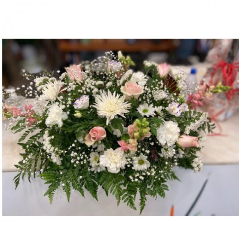Centro de flores blancas y rosas claro